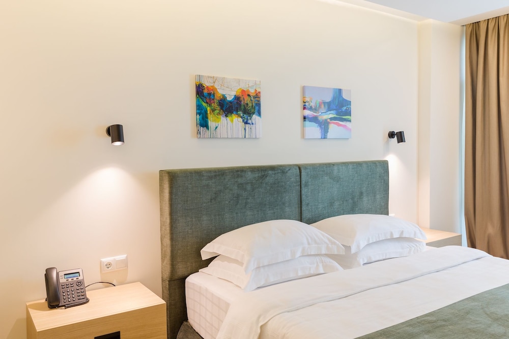 غرفة قياسية بسرير كينج بإطلالة على البحر بشرفة، Best Western Premier Batumi 2/8