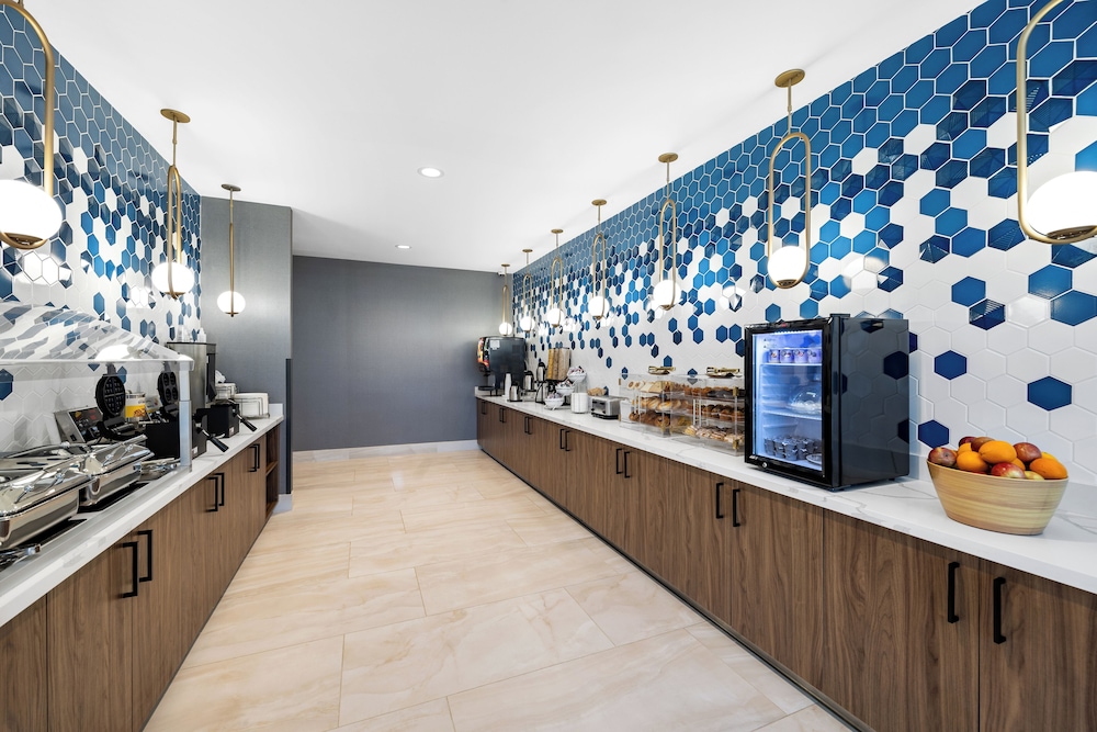 La Quinta Inn and Suites by Wyndham La Habra 32/60