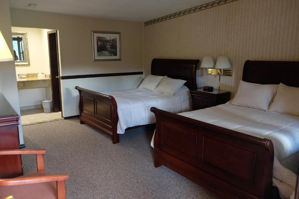 Chalet Inn & Suites Centerport 11/45