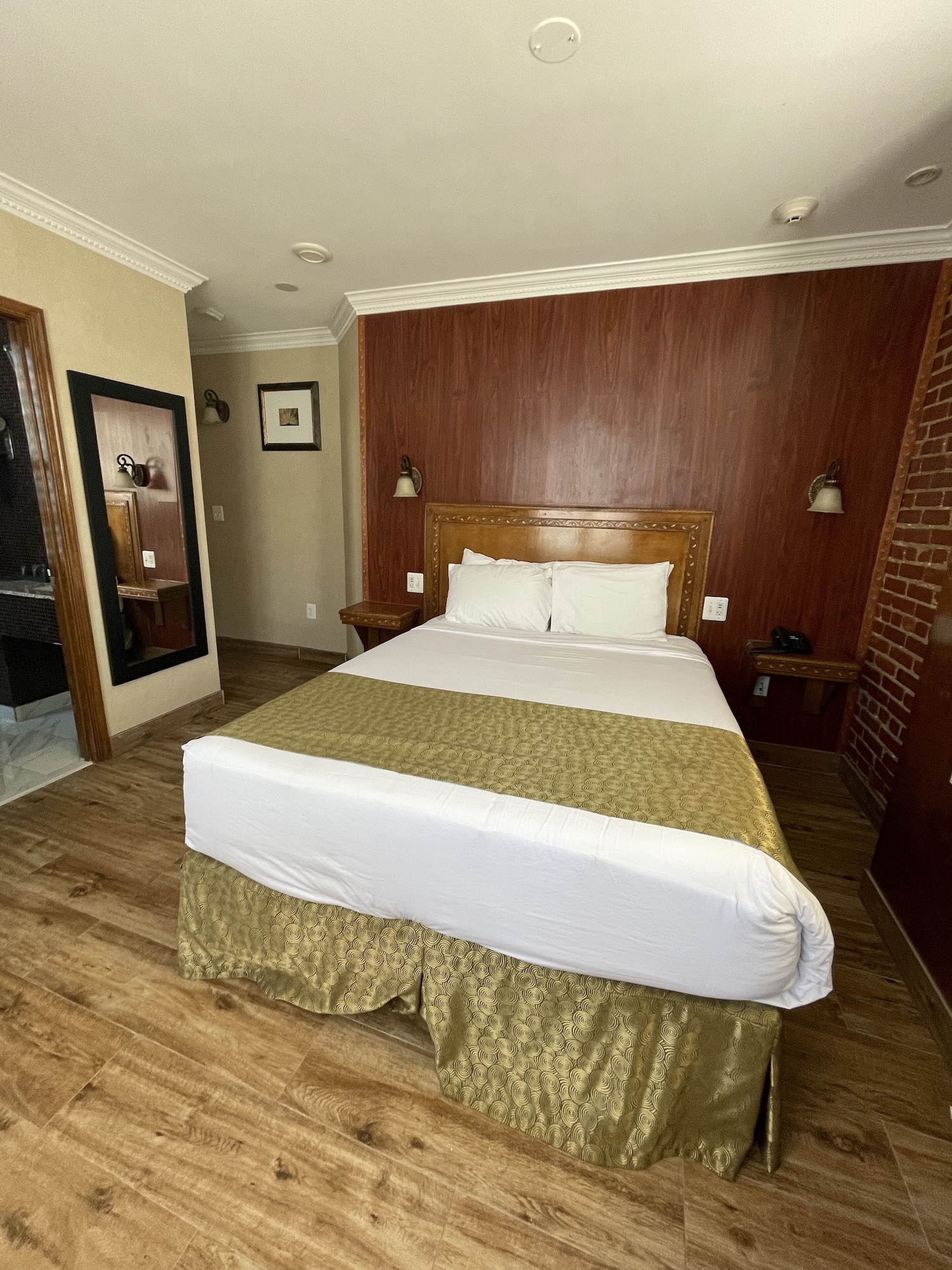 STANDARD, QUEEN BED