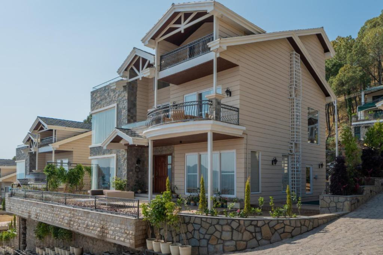 ELIVAAS prive The Royce Daisy Ultra Luxe 4 BHK Villa With Pvt Pool Jacuzzi 360 Hill Views in KASAULI