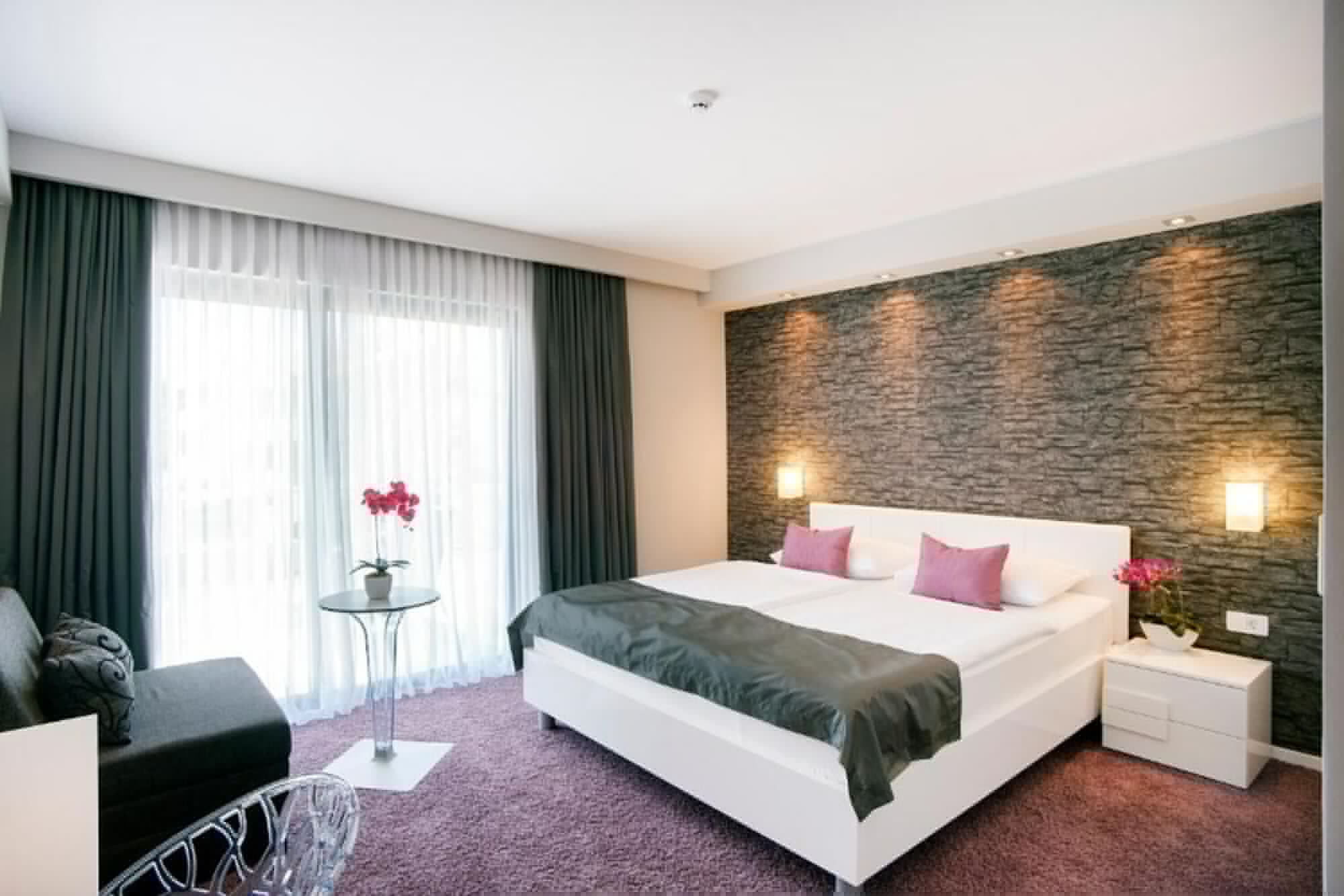 Superior, Queen Bed, Lateral Side Sea View, Sofa