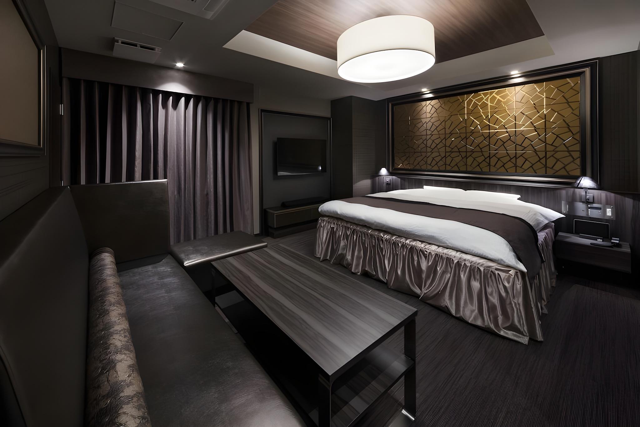 LUXURY, KING BED