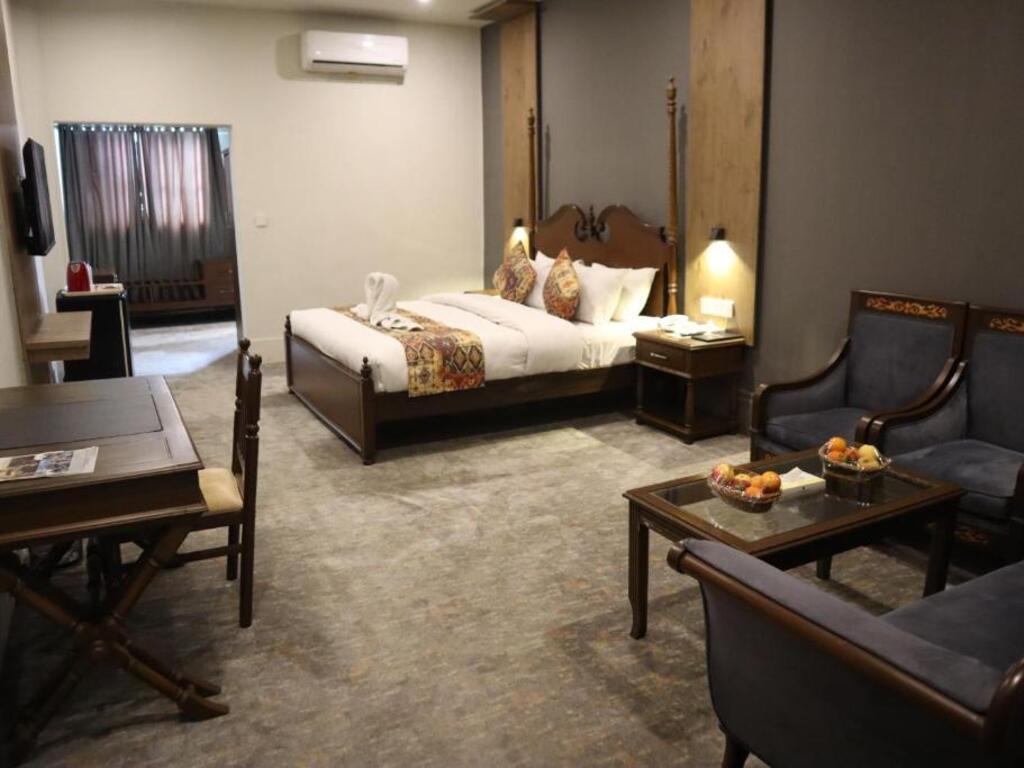 Suite, King Bed