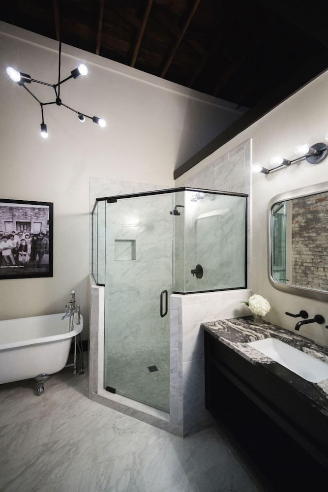Gunrunner Boutique Hotel 59/63