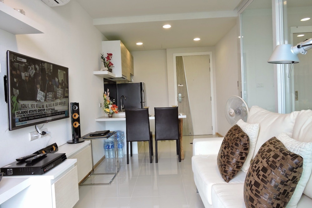 Acqua Condominium 30/50