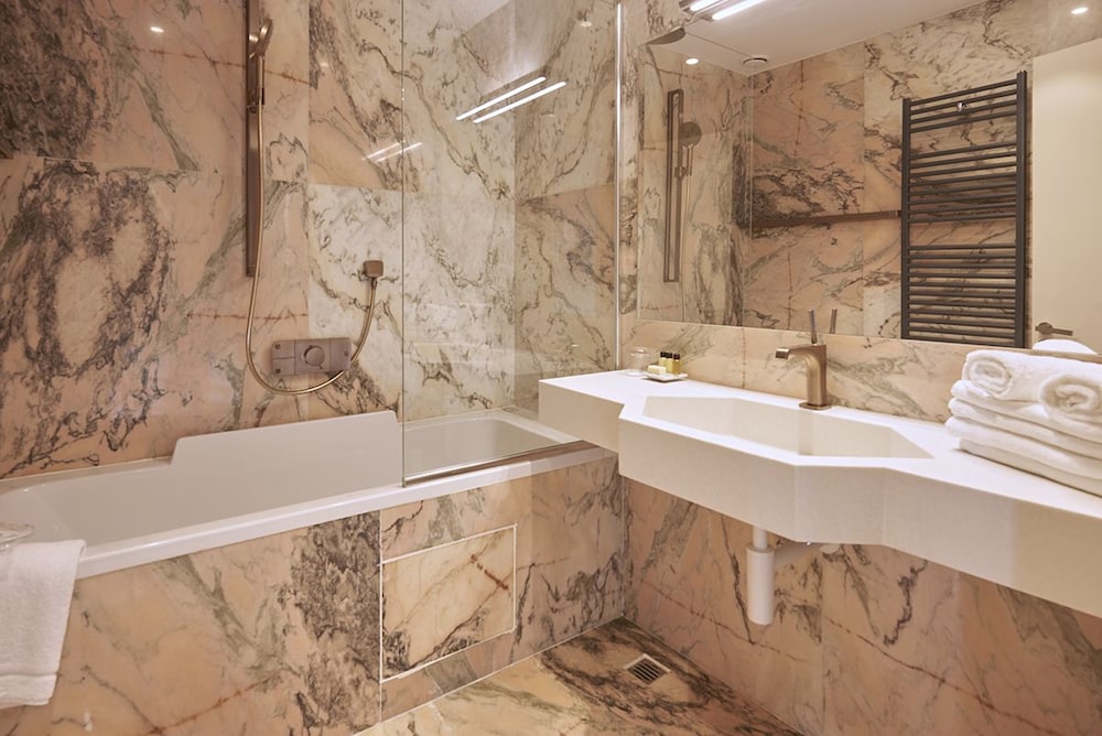M Suite Hotel 49/50