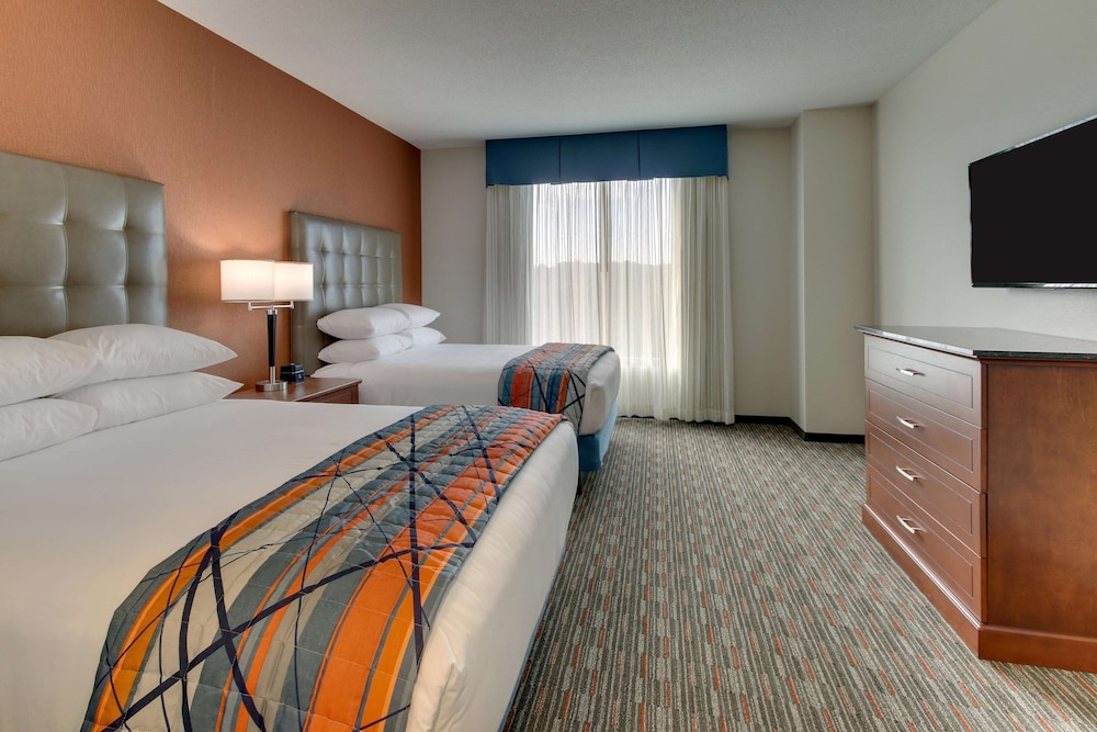 جناح بسريرين كوين بغرفتين مع أريكة بحوض استحمام لذوي الإعاقة، Drury Inn & Suites Knoxville West 2/4