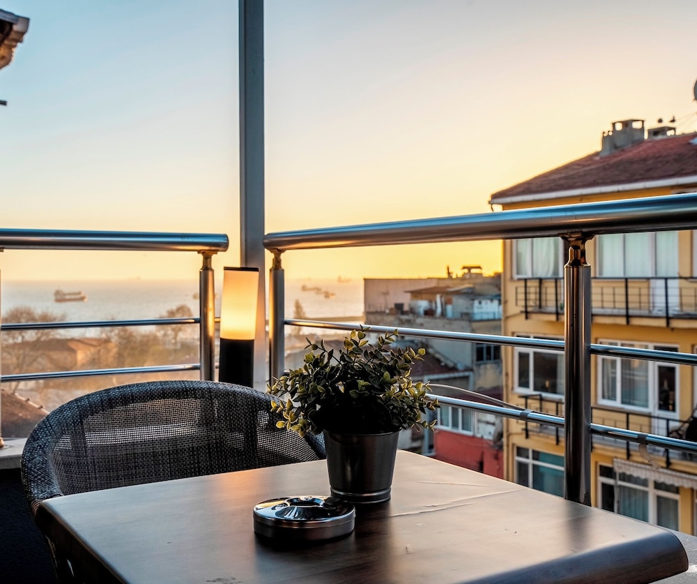 Cube Suites 97/100