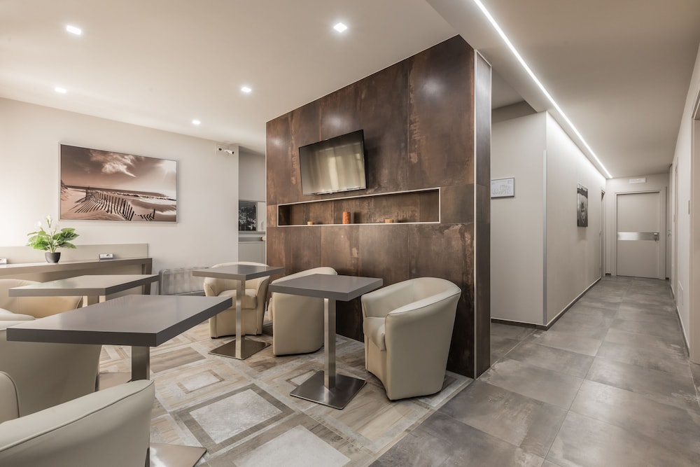 Astoria Deluxe Rooms 14/17