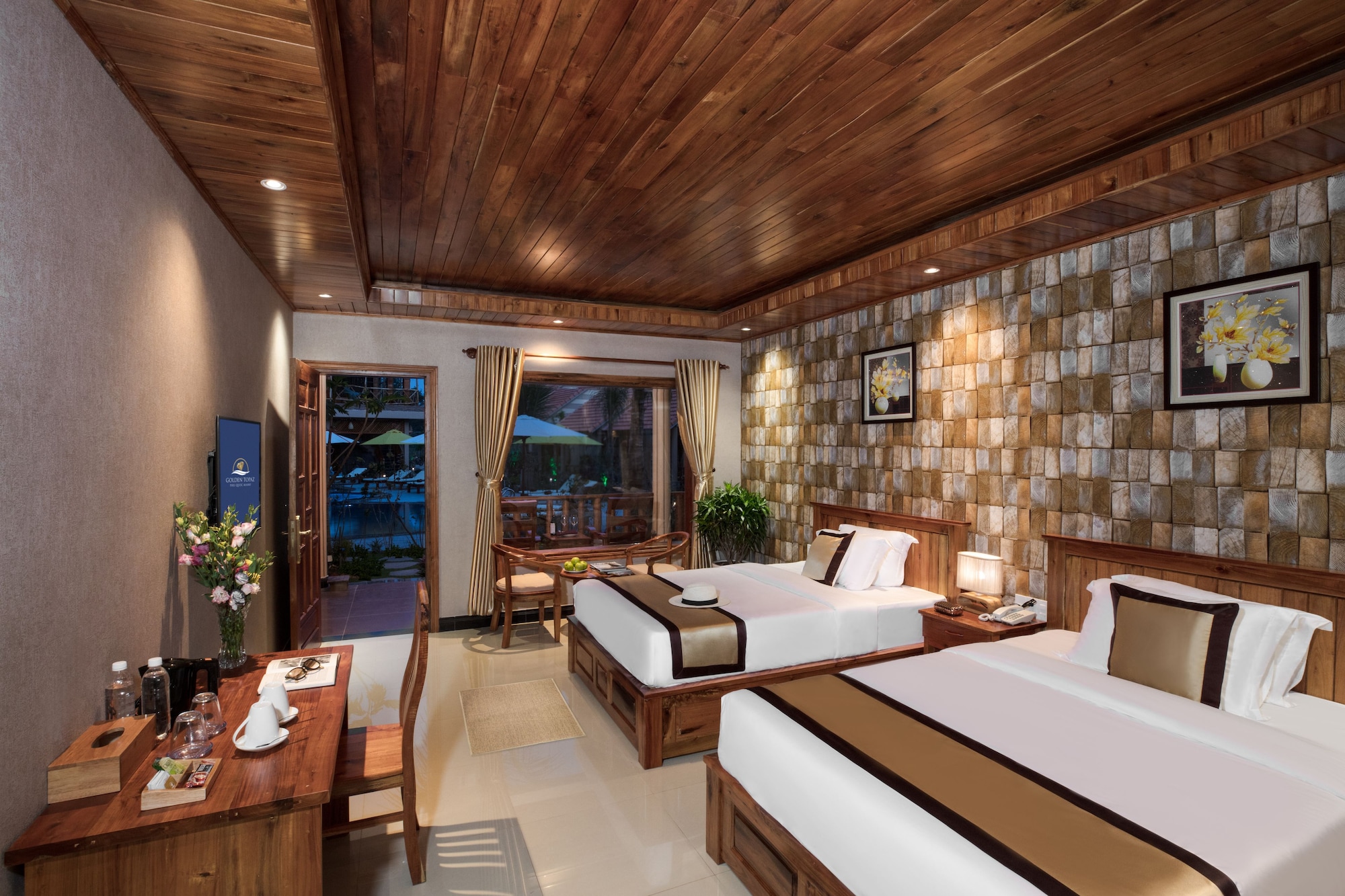 DELUXE, 2 DOUBLE BEDS, POOL VIEW