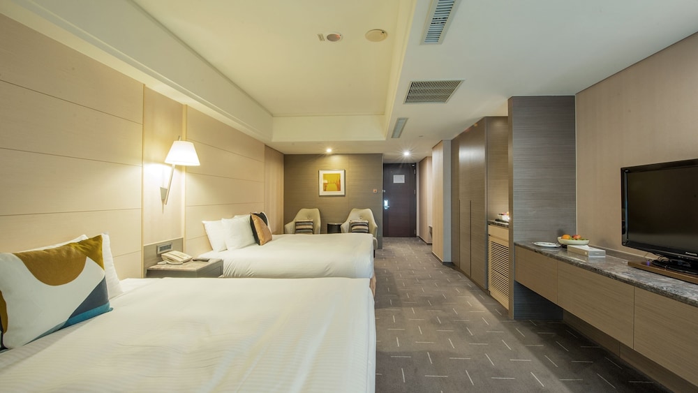 CHECK inn SELECT Taichung Dadun 20/48