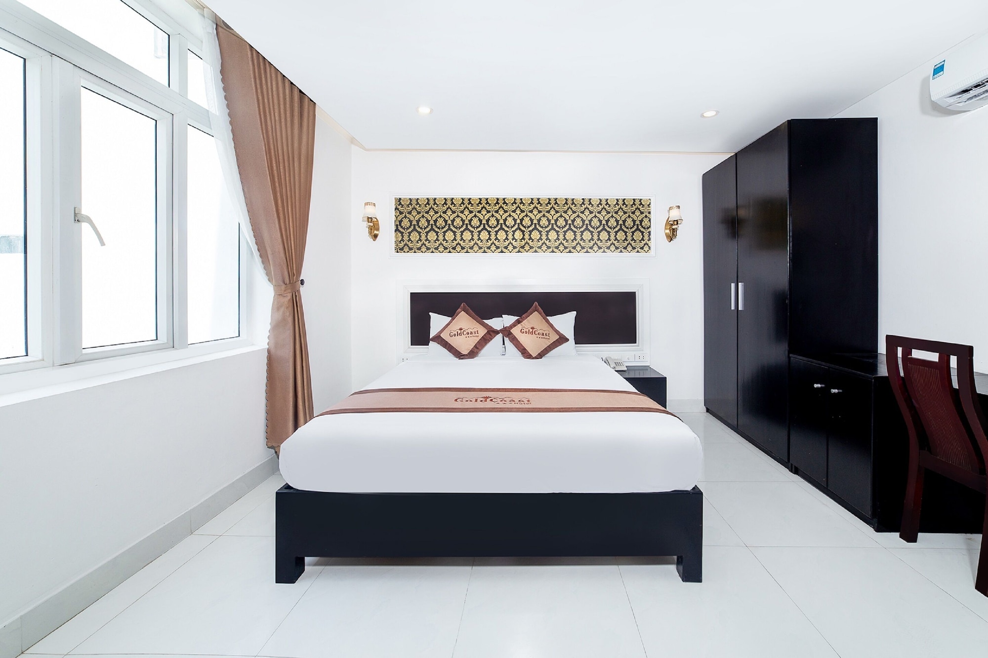 SUPERIOR, QUEEN BED