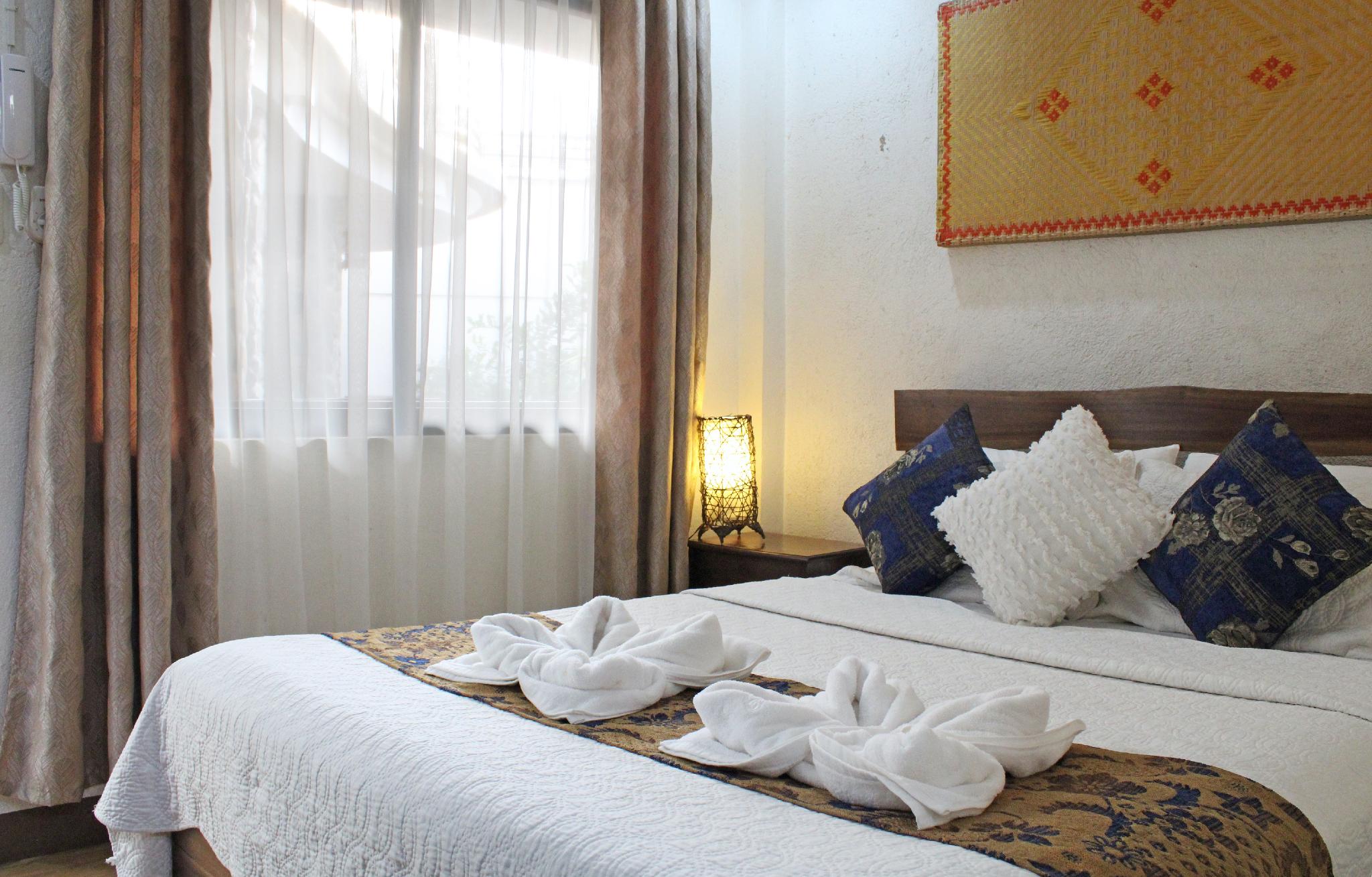 Courtyard, Queen Bed
