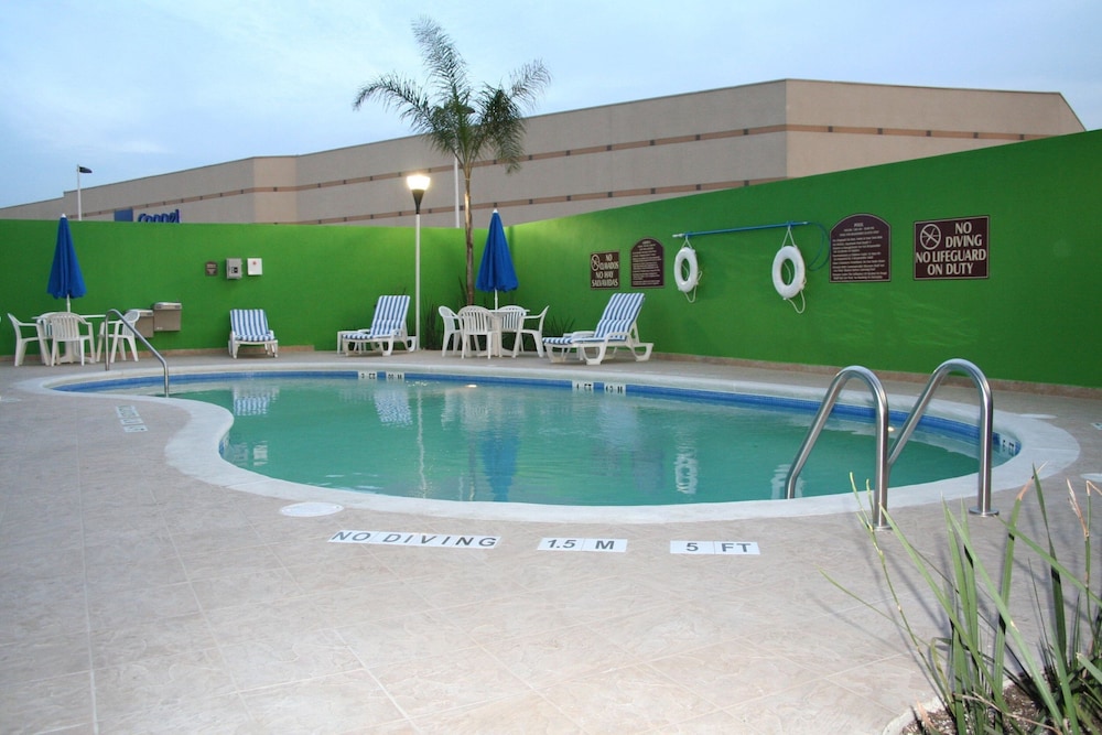 Holiday Inn Express Hotel and Suites Toluca Zona Aeropuerto 65/72