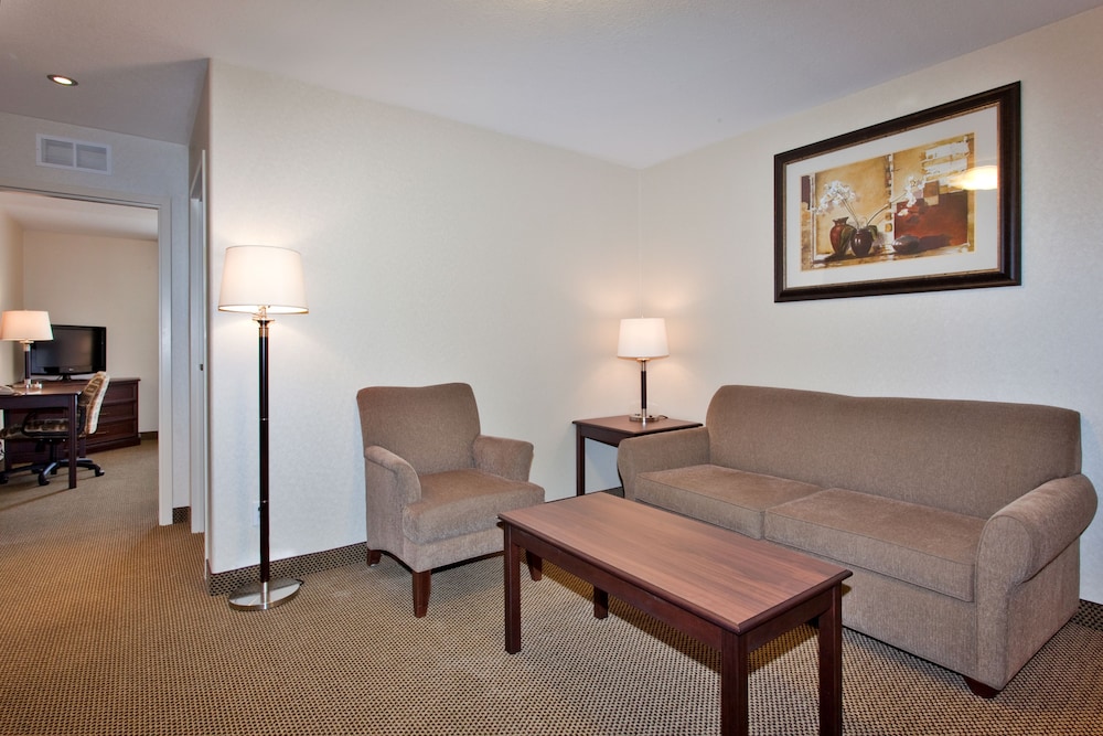 Holiday Inn Express Hotel Suites Whitecourt Southeast 47/78