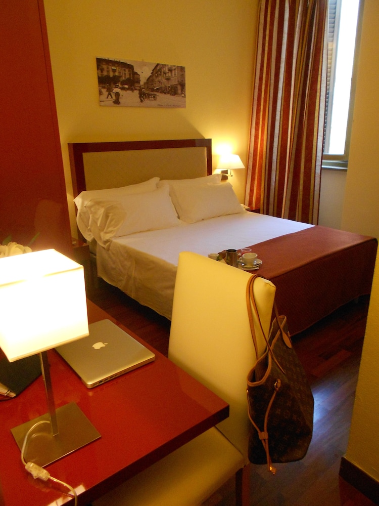 Hotel Minerva 6/25