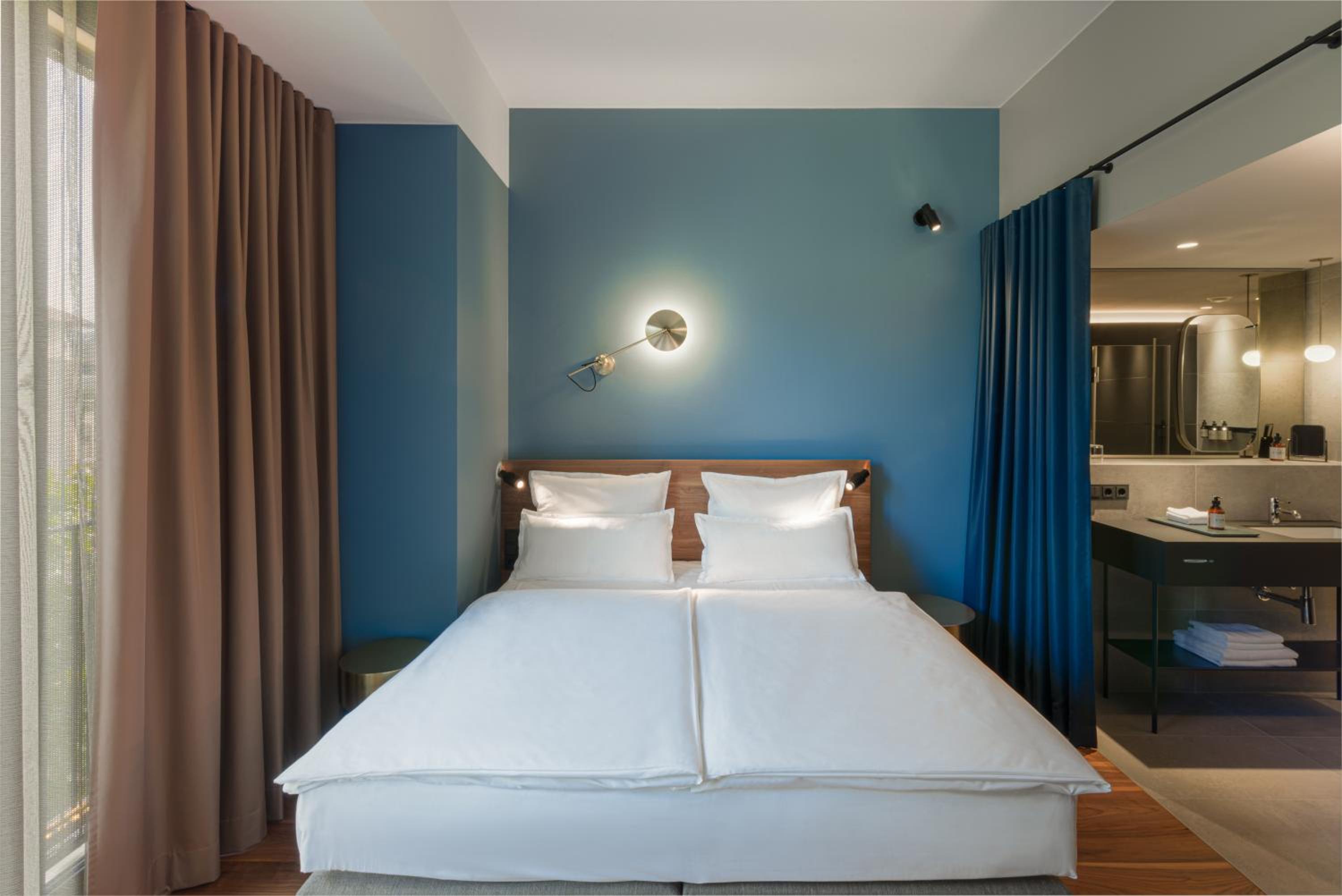 Urban, Queen Bed
