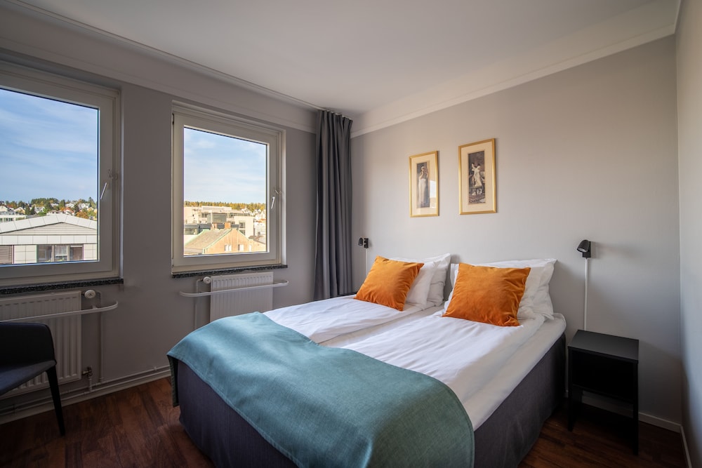 Enter Amalie Hotel 15/79