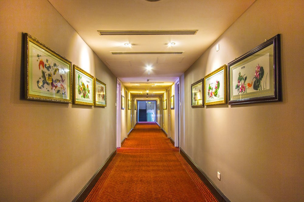 RED ROCK HOTEL 34/45
