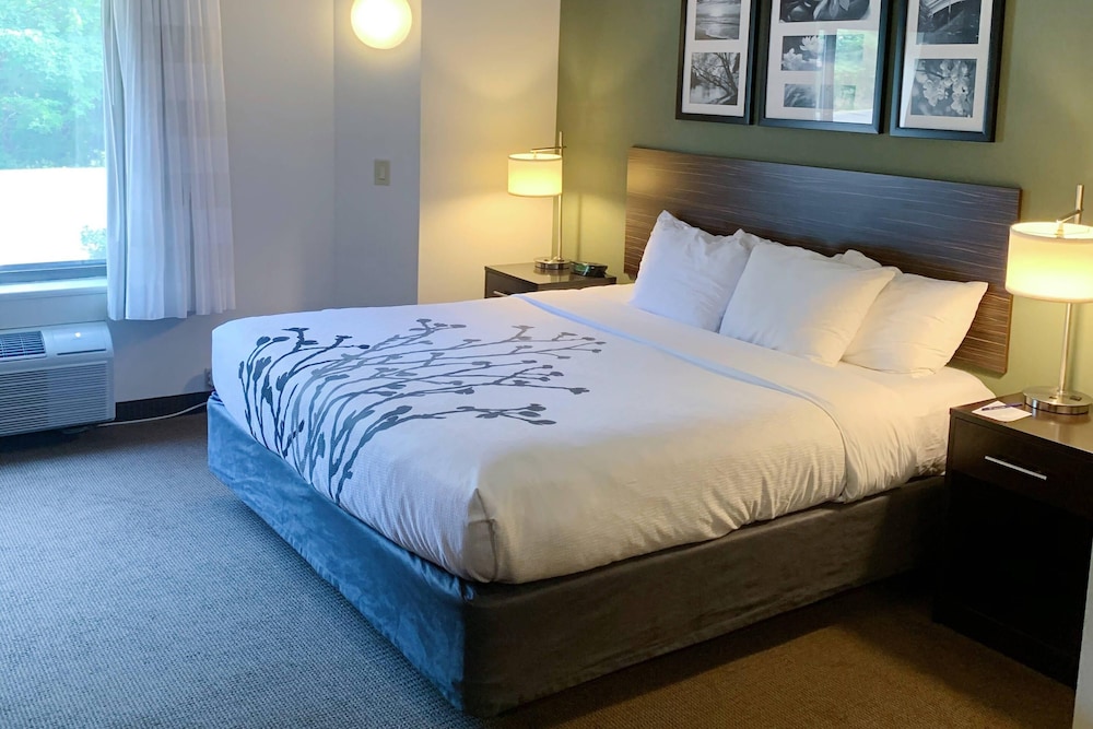 Room, Queen Bed, Bathtub, Accessible