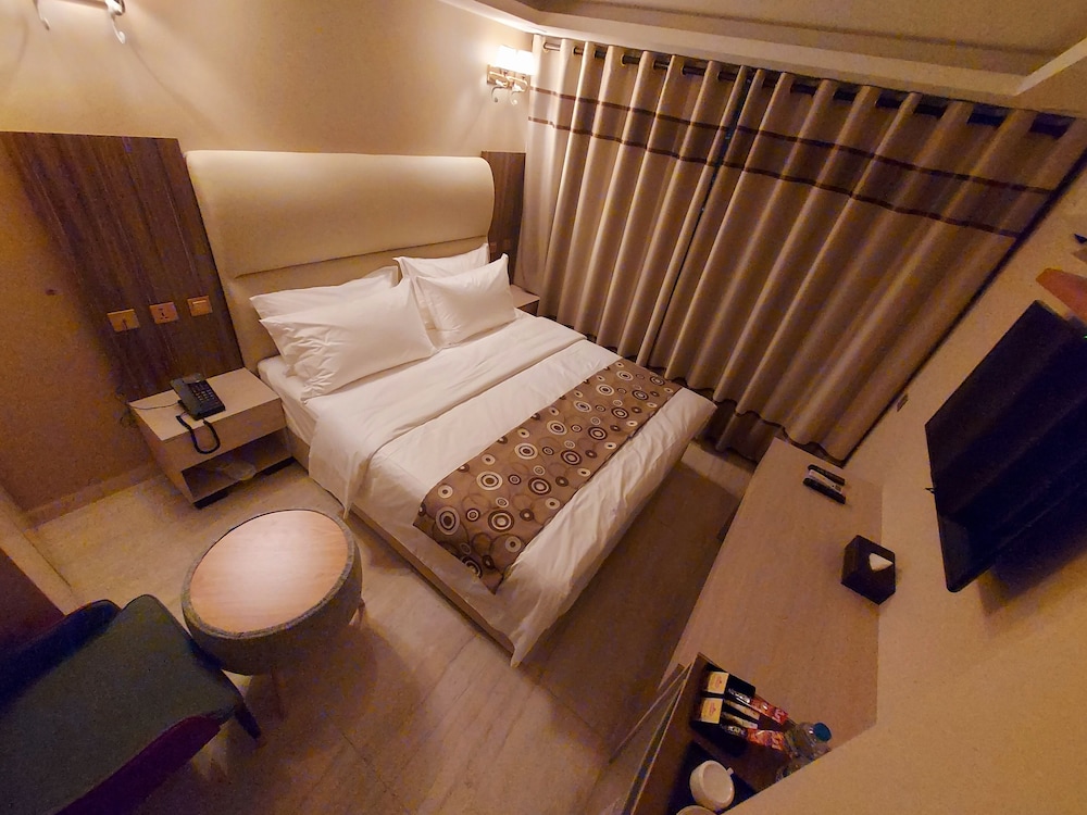 Jordan Seasons Hotel 50/50