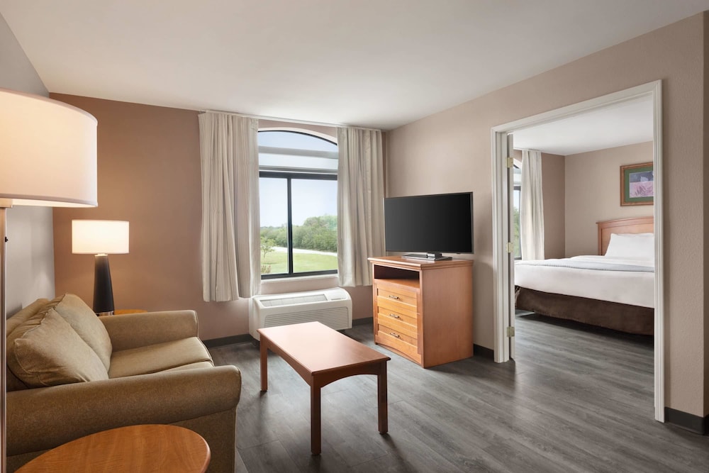 Wingate By Wyndham Bentonville Airport 25/42
