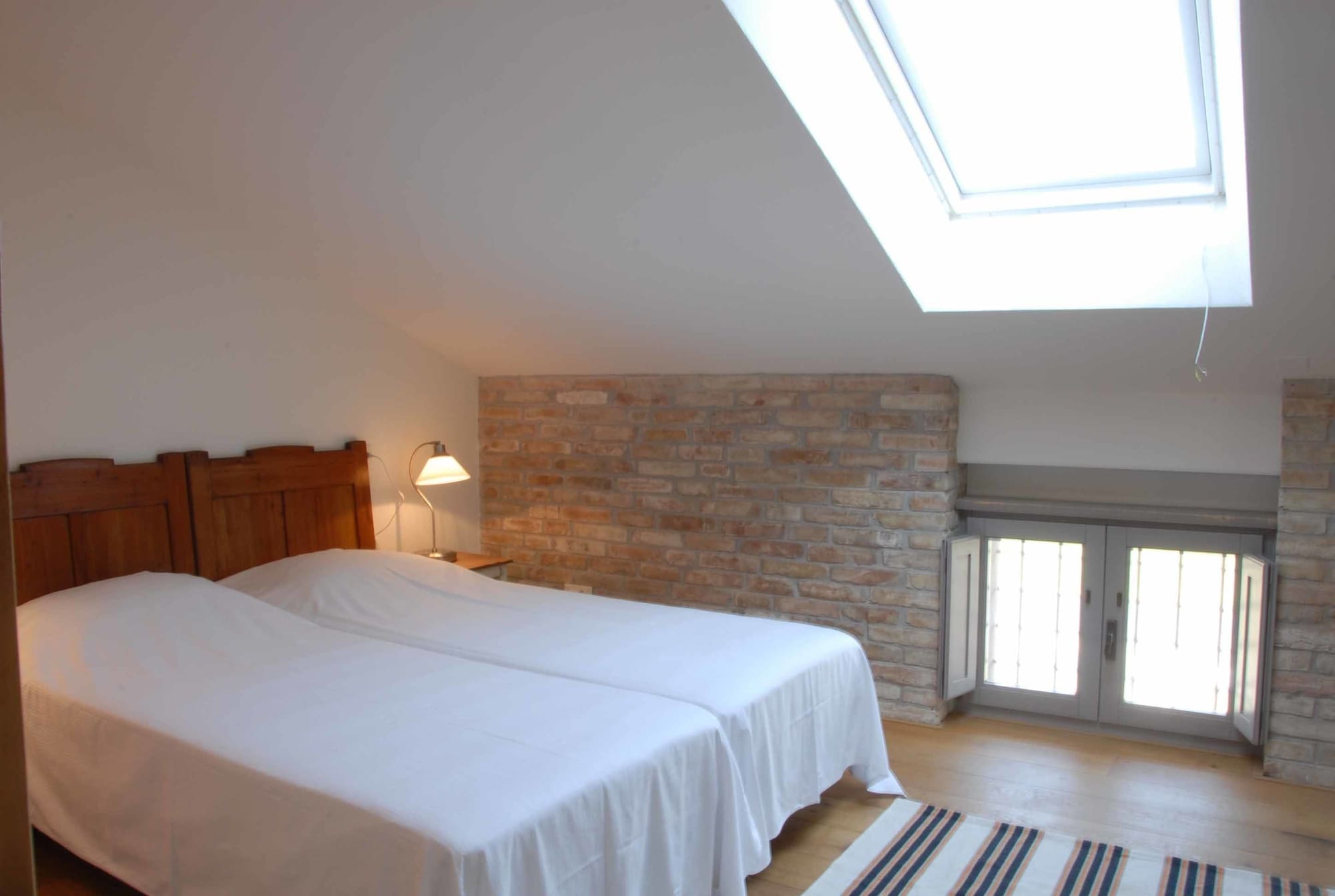 ROOM, DOUBLE OR TWIN BED