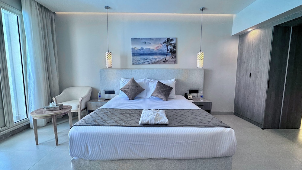 Lagoon, Queen Bed, Pool View
