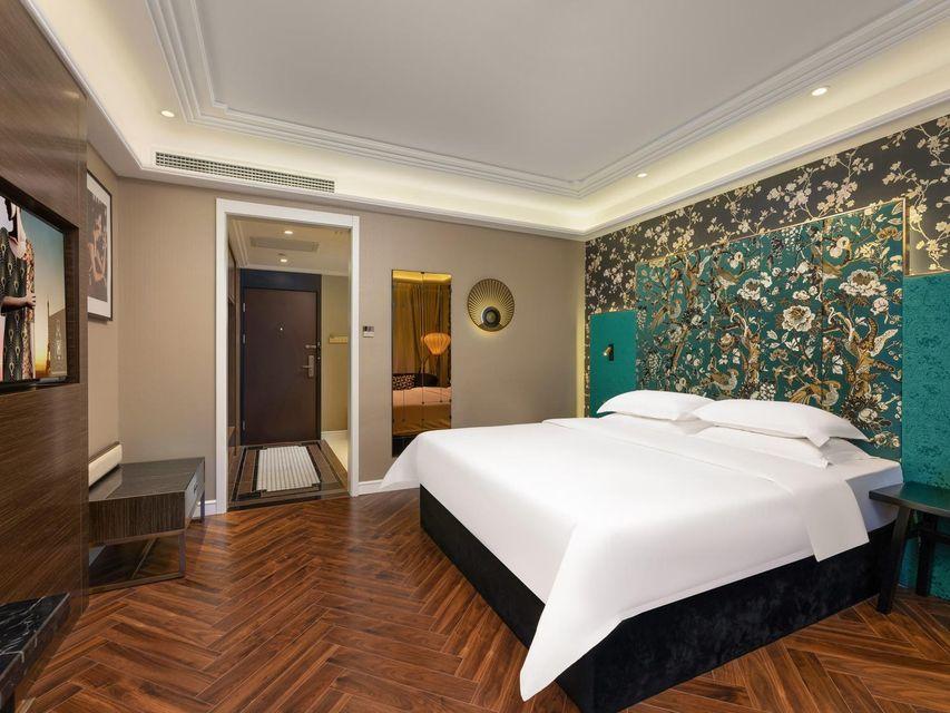 Elegant, Queen Bed