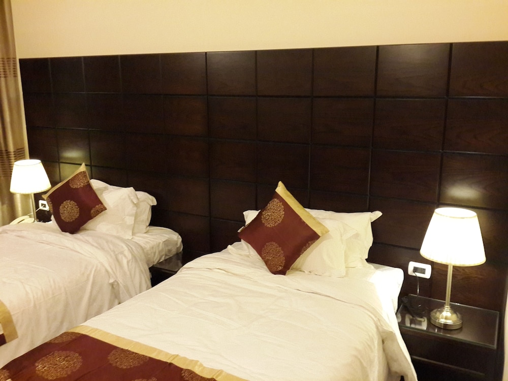 Al Thuraya Hotel 20/35