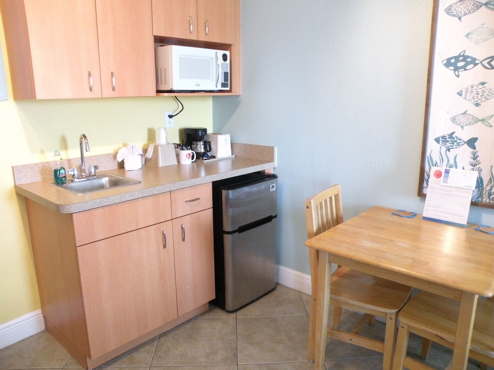 PELICAN POINTE SUITES 50/58