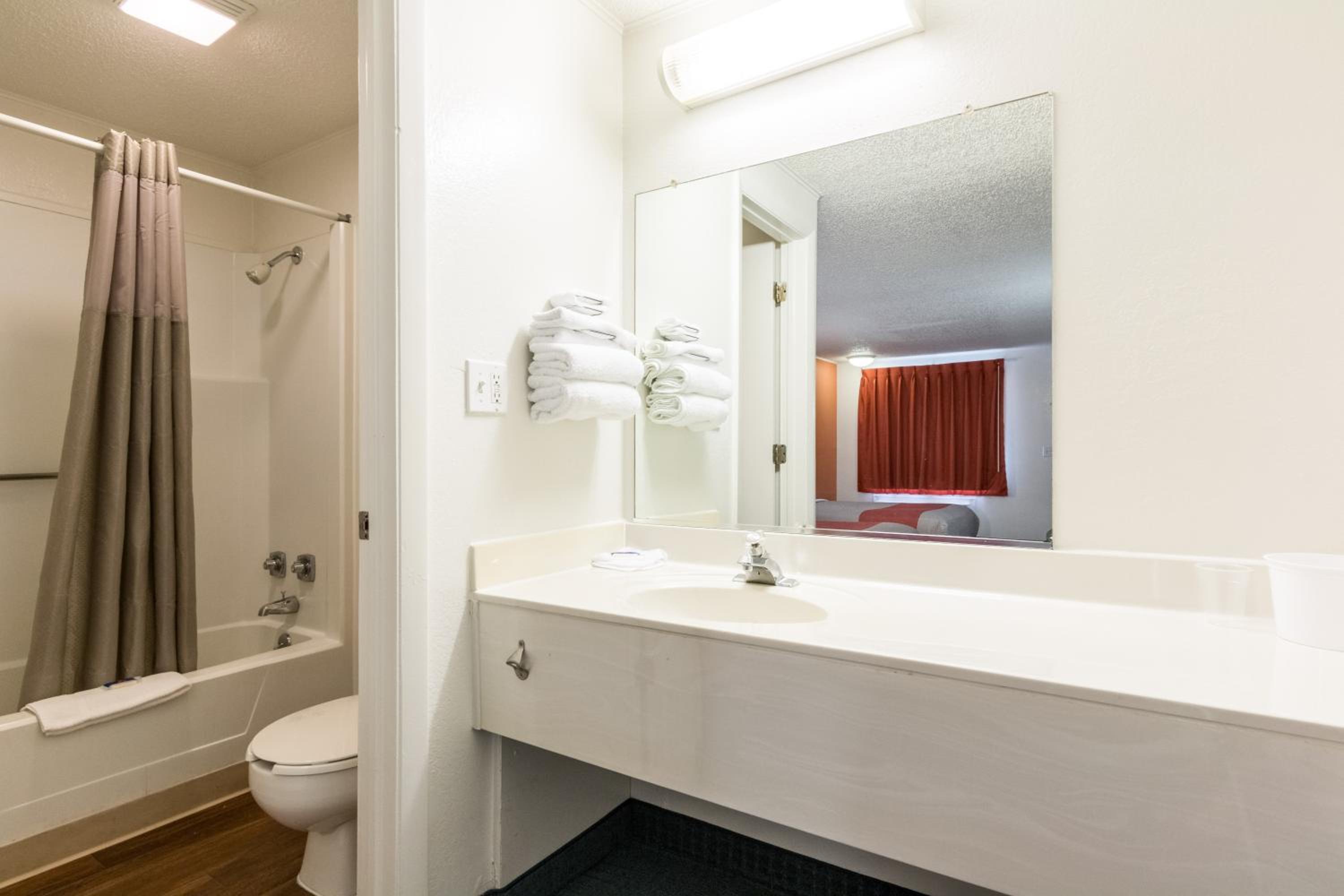 Travelodge by Wyndham Lansing MI 20/21