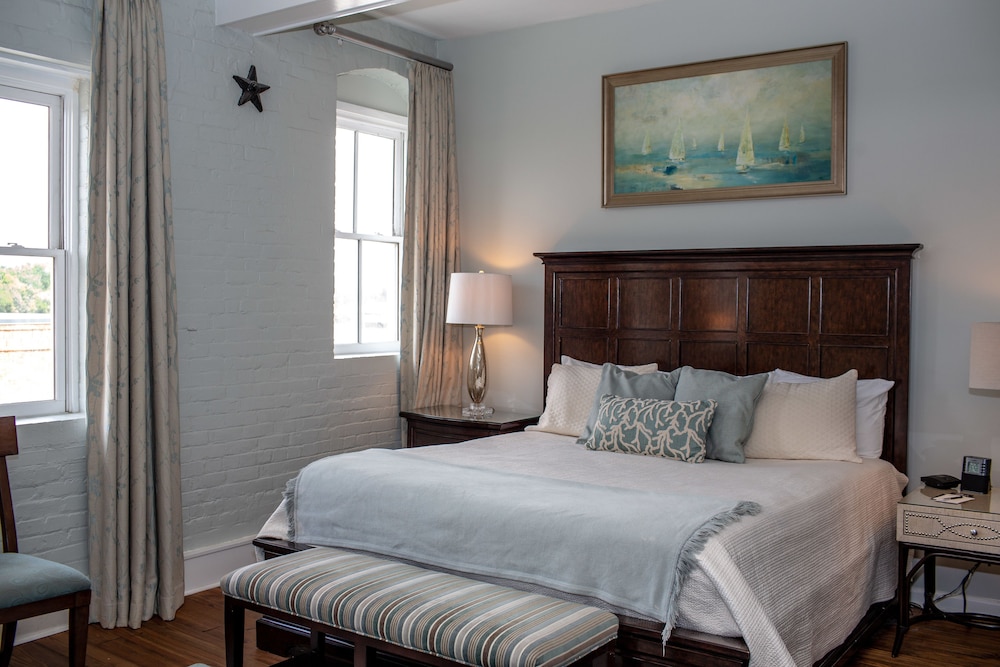 SUITE, KING BED, STREET VIEW, STAIR ACCESS ONLY