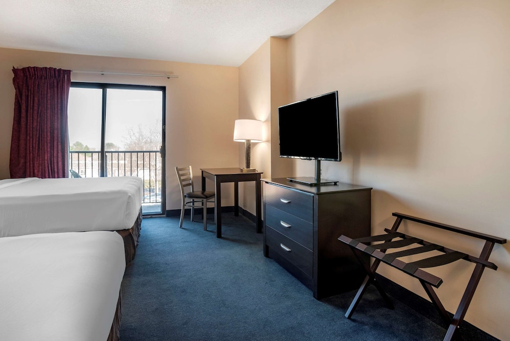 Econo Lodge Inn and Suites Resort Rehoboth Beach 33/42