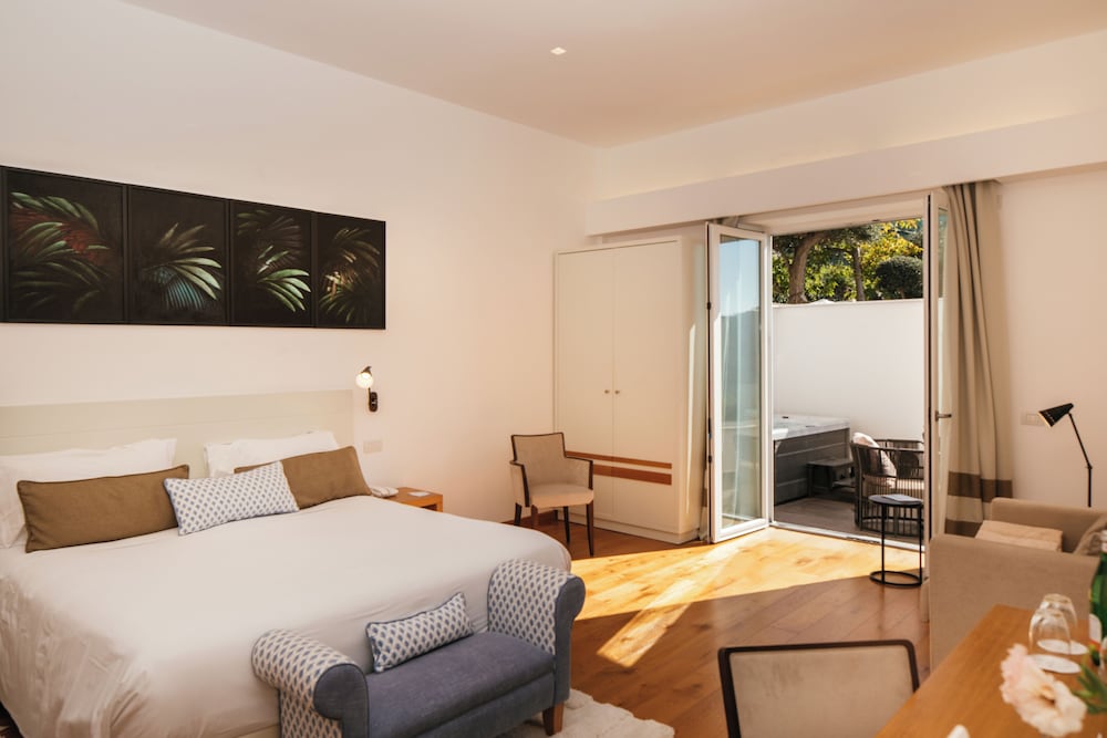 JUNIOR SUITE, JETTED TUB