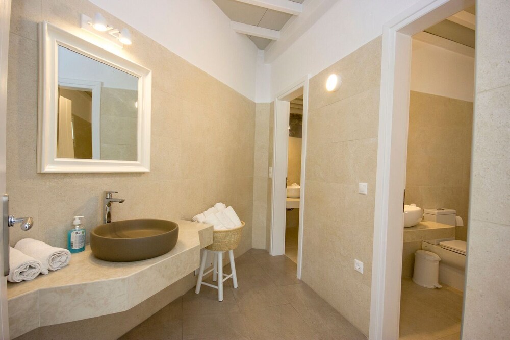 Anixi Hotel 62/64