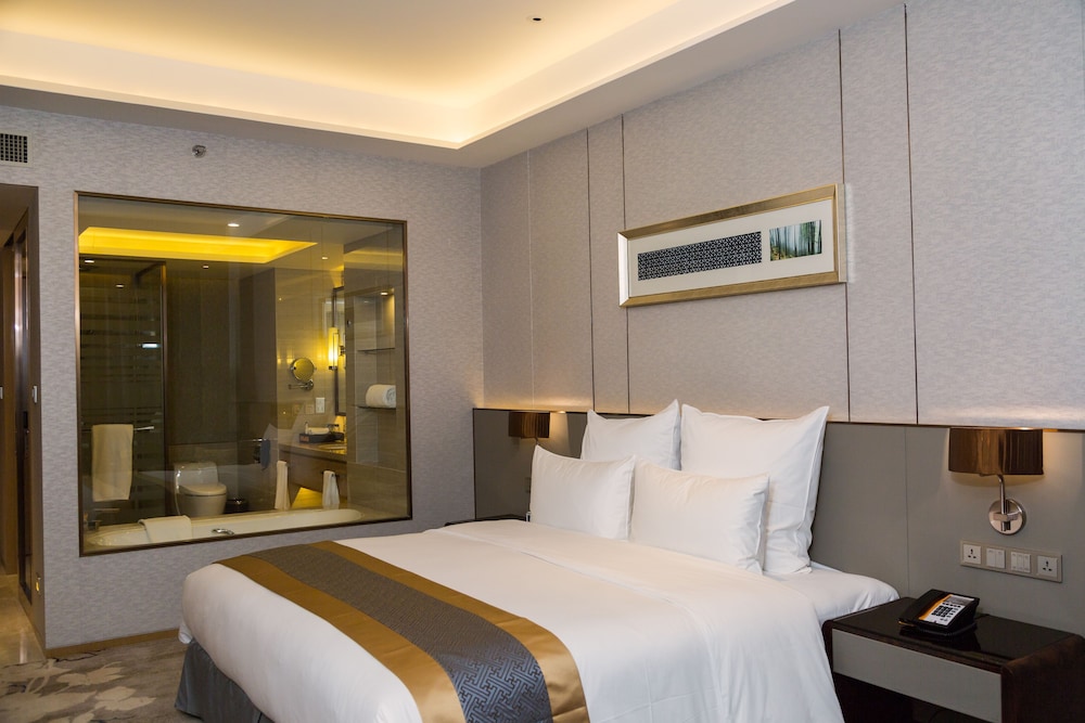 SUITE, KING BED