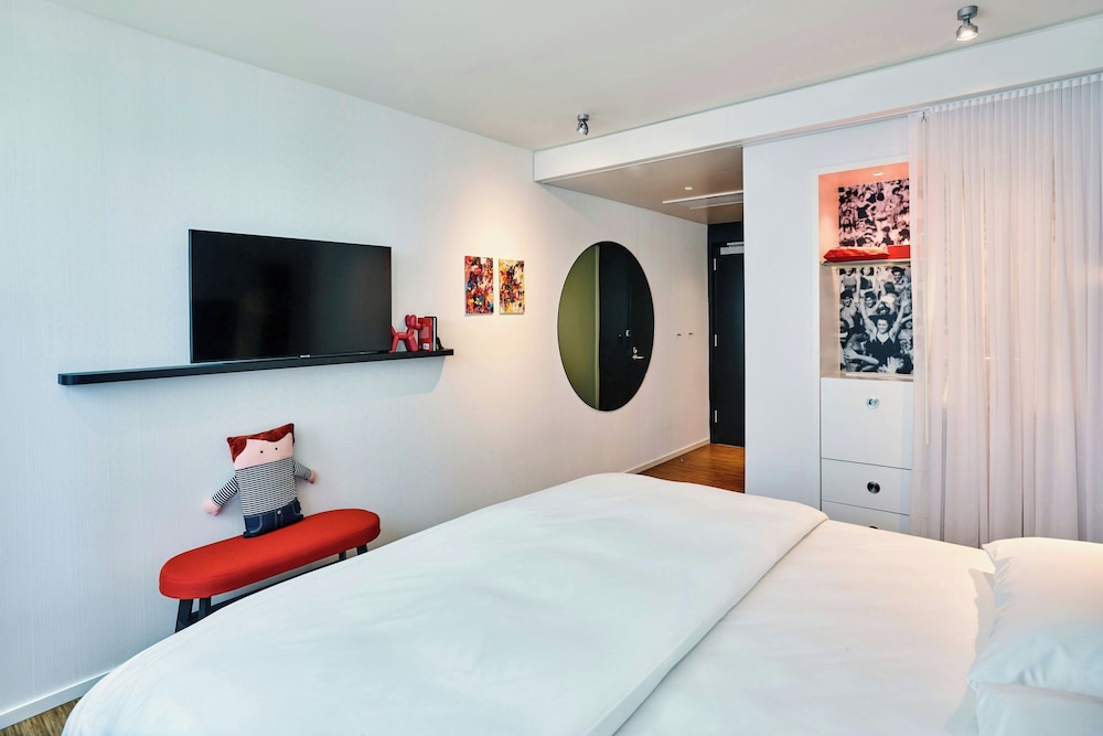 ROOM, KING BED, ACCESSIBLE