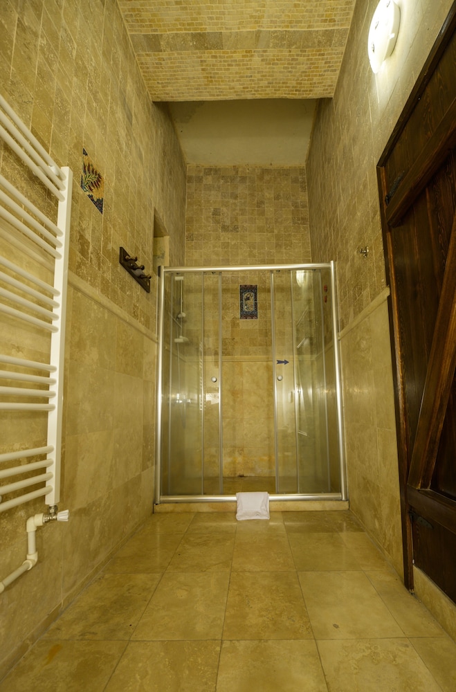 Vineyard Cave Hotel 72/98