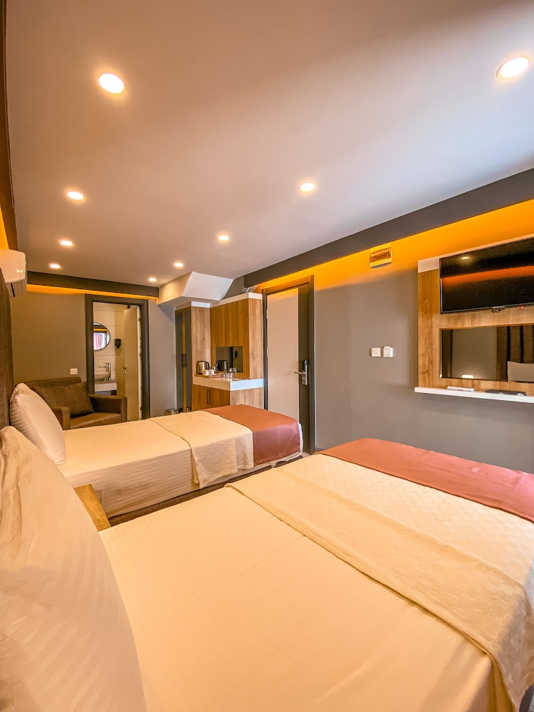 Lopera Deluxe Hotel 17/41