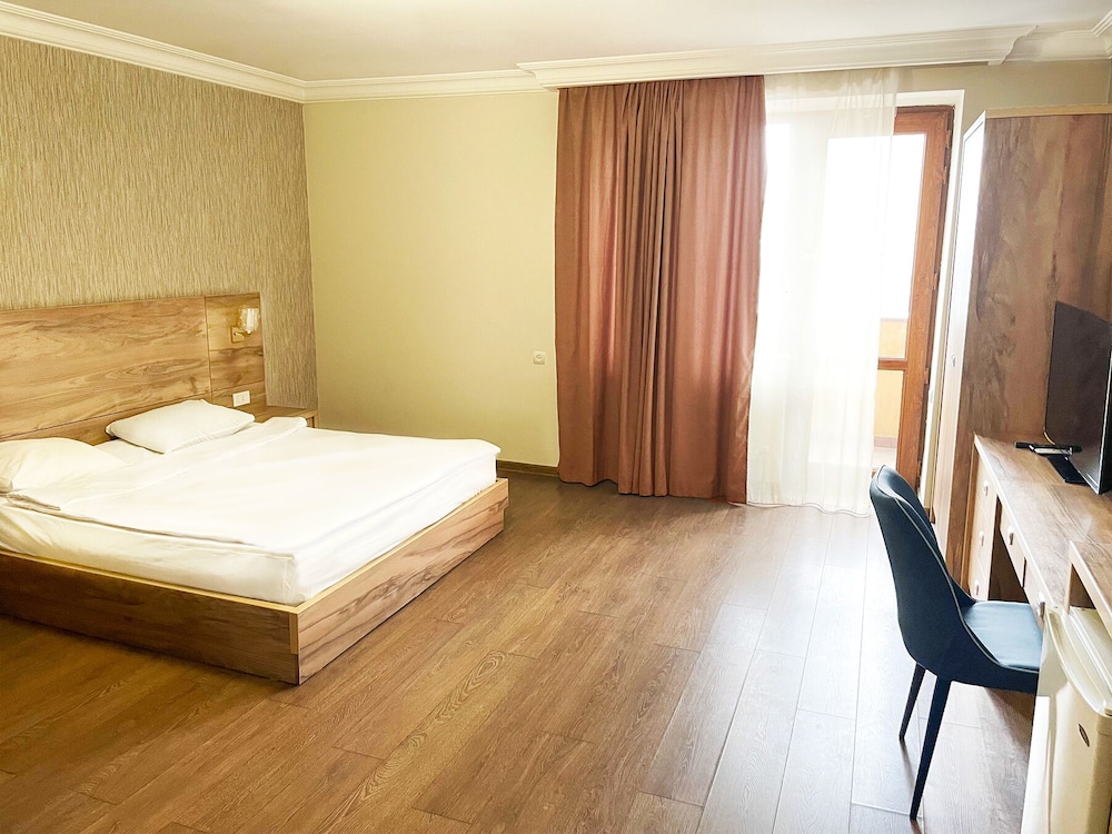 DELUXE, DOUBLE BED