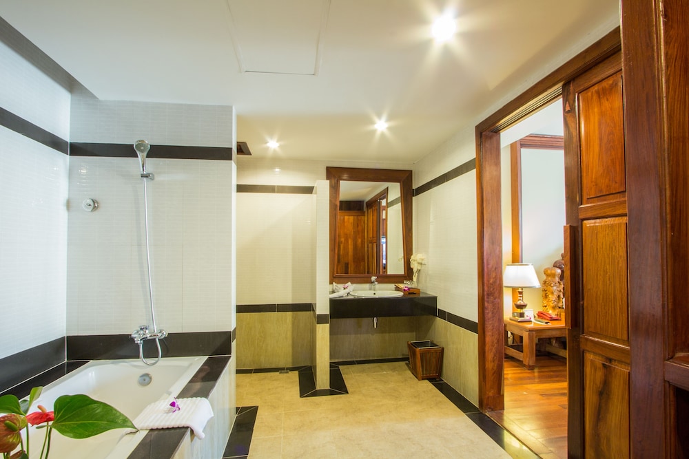Royal Empire Hotel 50/50