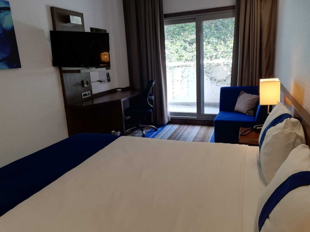 STANDARD, KING BED, BALCONY