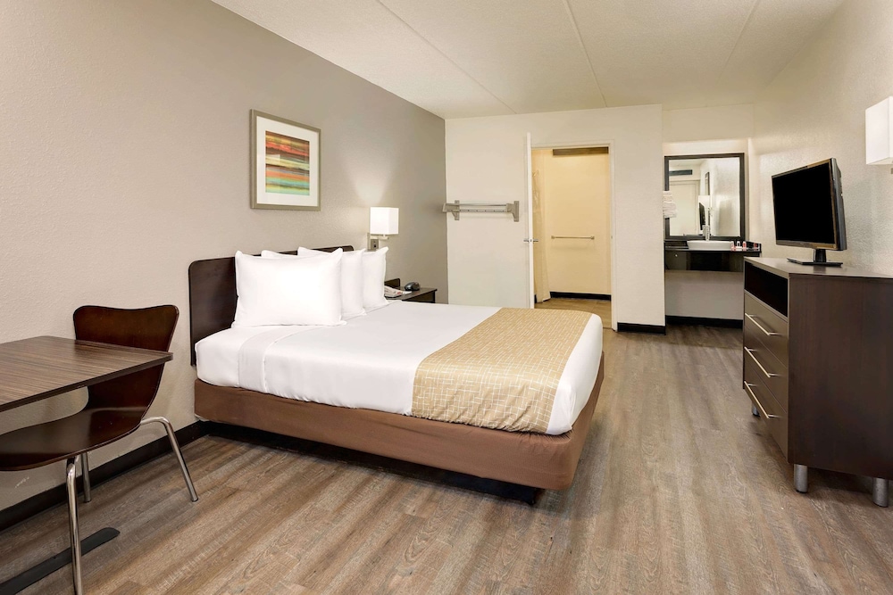 Travelodge by Wyndham College Park 17/25