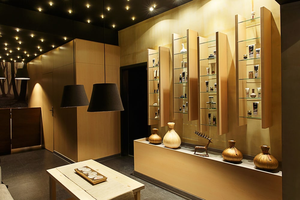 Atrium Hotel 27/47