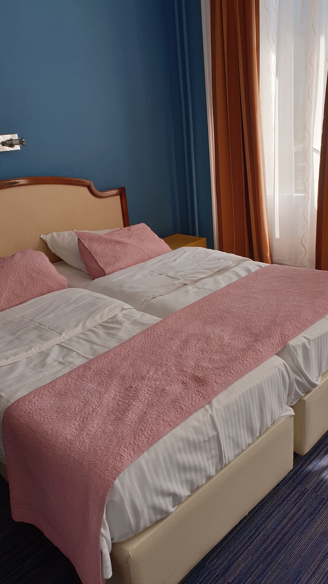ROOM, TWIN BEDS