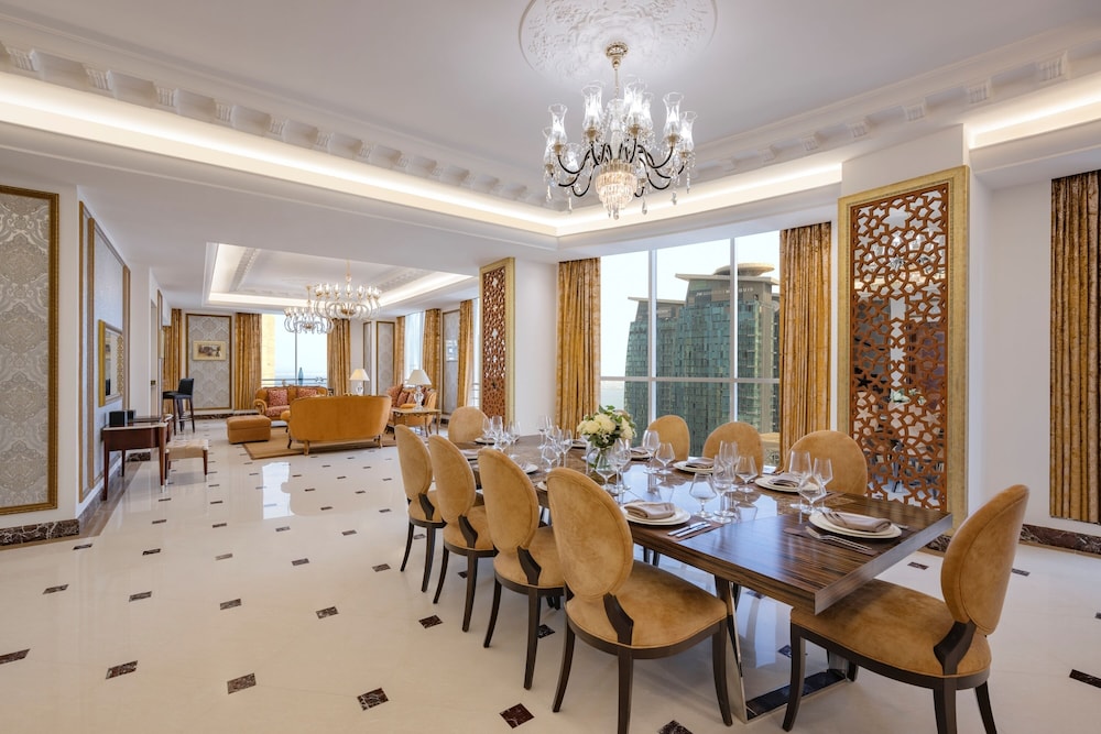 Dusit Hotel And Suites 50/64
