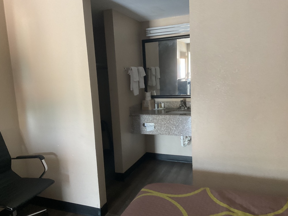 Super 8 by Wyndham Chattanooga/East Ridge 52/53