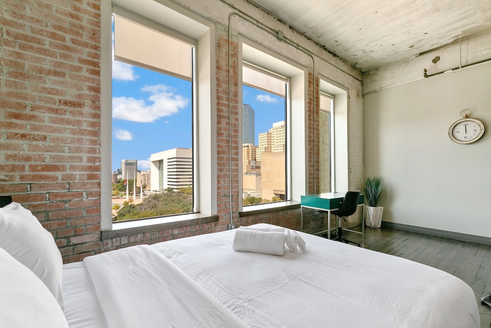 3 Bedrooms, Signature, Apartment, 1 King and 2 Queen Beds, City View, Executive Level
